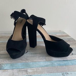 Black strappy sandal heel